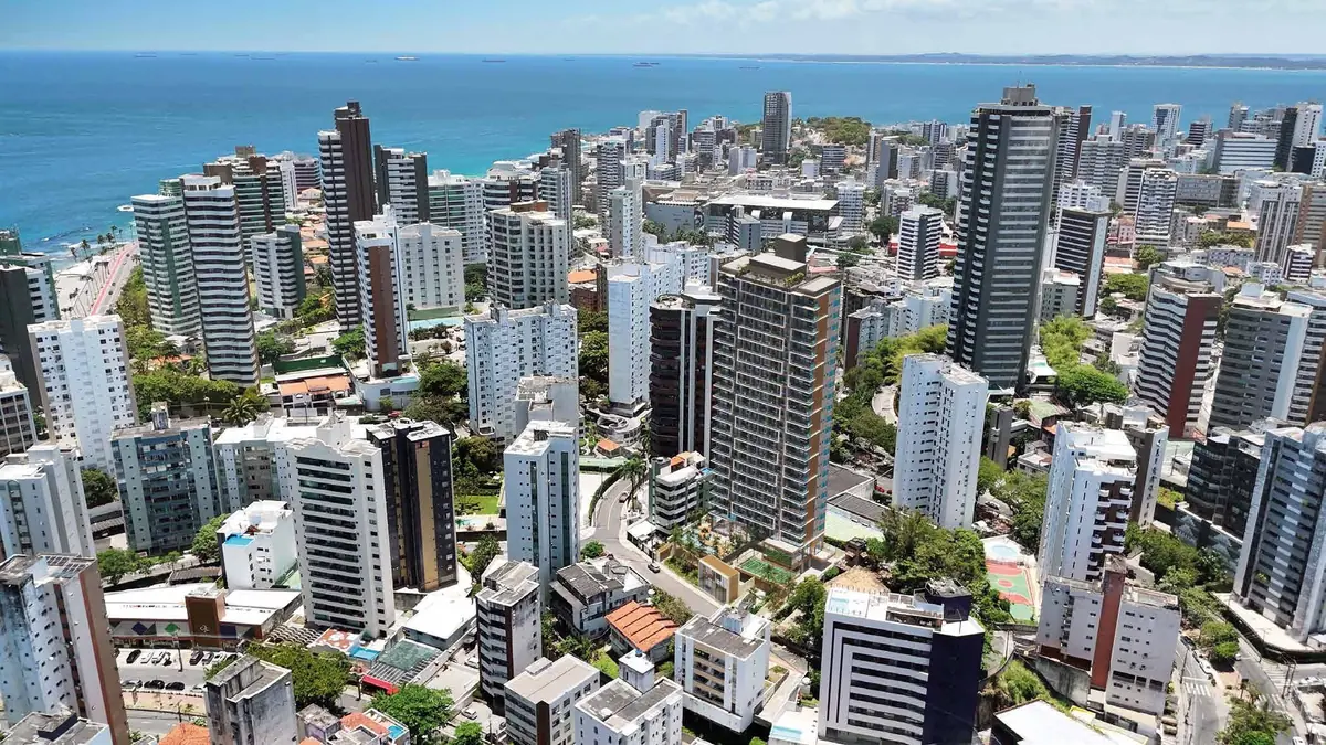 Vista aérea da região do Jardim Apipema e da orla de Salvador